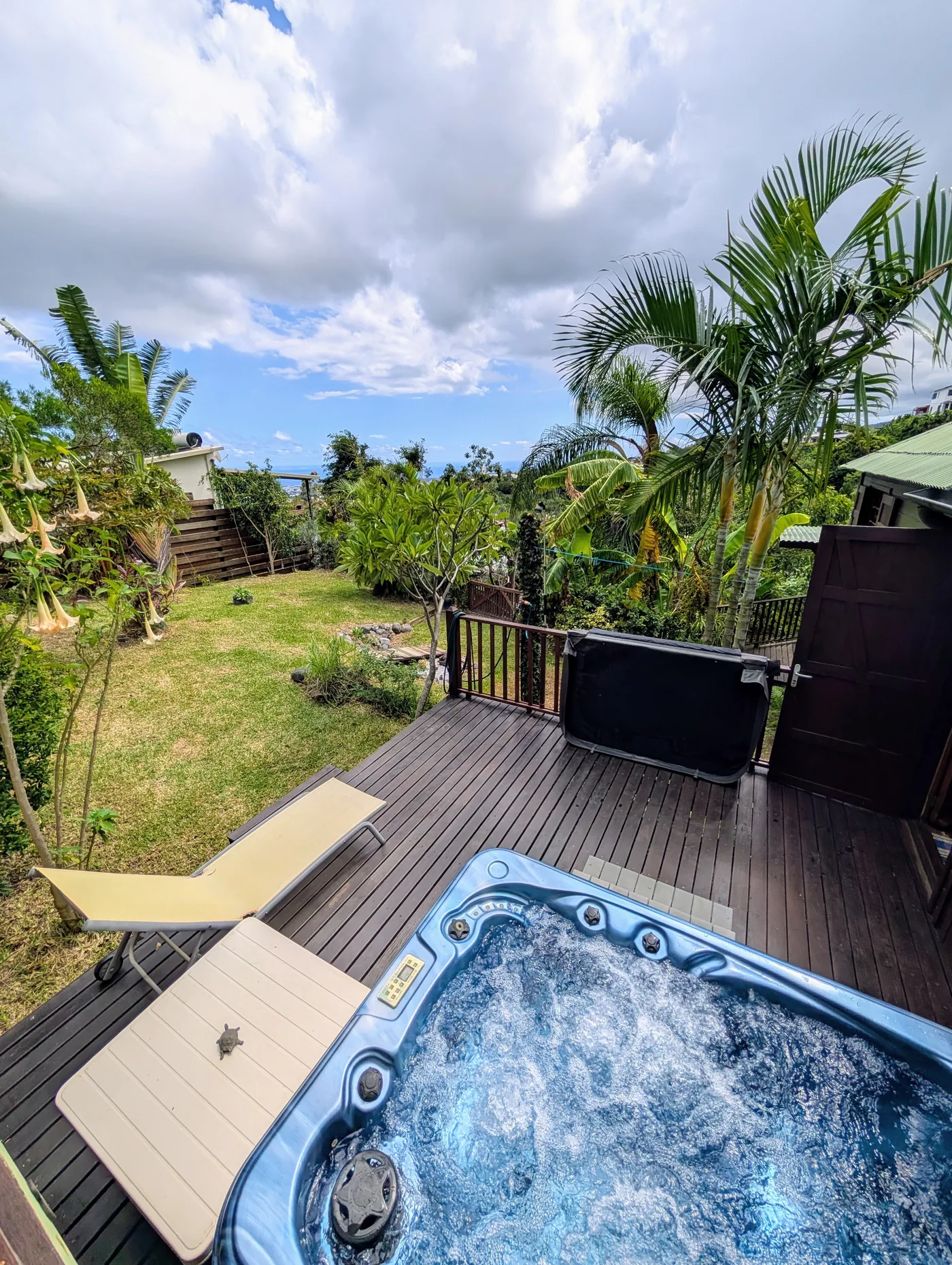 Terrasse avec jacuzzi et vue mer à La Réunion